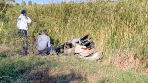 Pareja termina lesionada al sufrir una salida de camino en Guasave