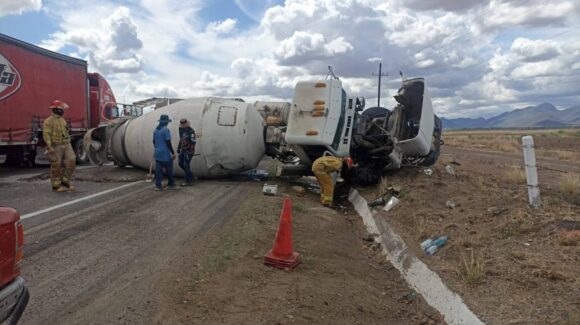 Camión cargado con cemento sufre volcadura en la Autopista Benito Juárez, en Angostura