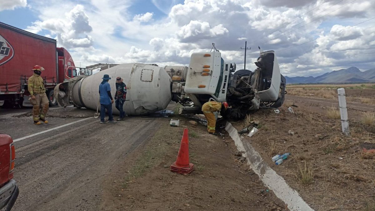 Camión cargado con cemento sufre volcadura en la Autopista Benito Juárez, en Angostura