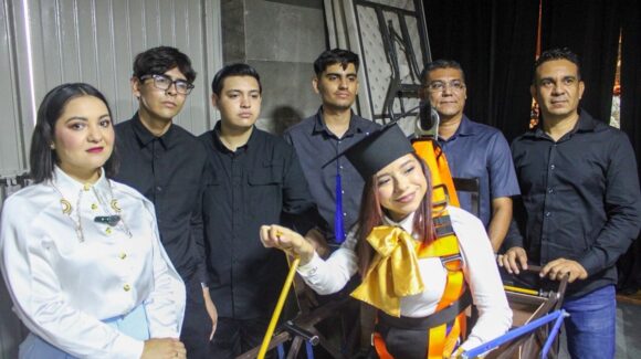 “Adriana se levantó y caminó por su sueño”: Se gradúa de pie gracias a un exoesqueleto creado por estudiantes de la UAS