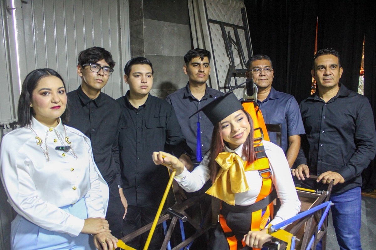 “Adriana se levantó y caminó por su sueño”: Se gradúa de pie gracias a un exoesqueleto creado por estudiantes de la UAS