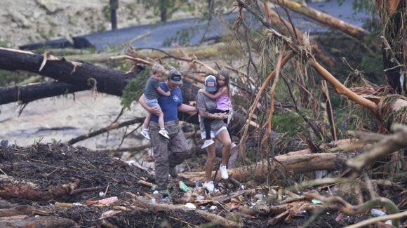 Al menos 32 muertos dejan inundaciones en Texas; corriente por crecida de río llegó a campamento de niñas