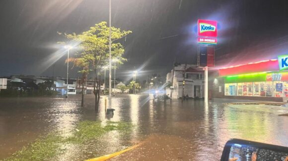 Aguacero nocturno en Mazatlán; tres vehículos atrapados y decenas de personas varadas fueron rescatadas