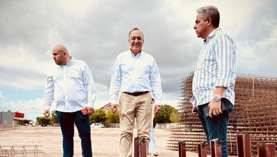 alcalde de ahome en obra de viviendas bienestar
