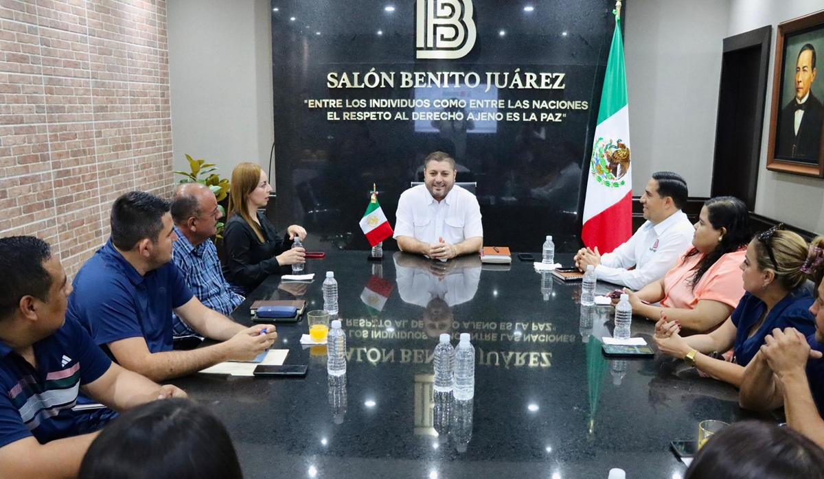 Alcalde de Badiraguato se reúne con directores de escuelas