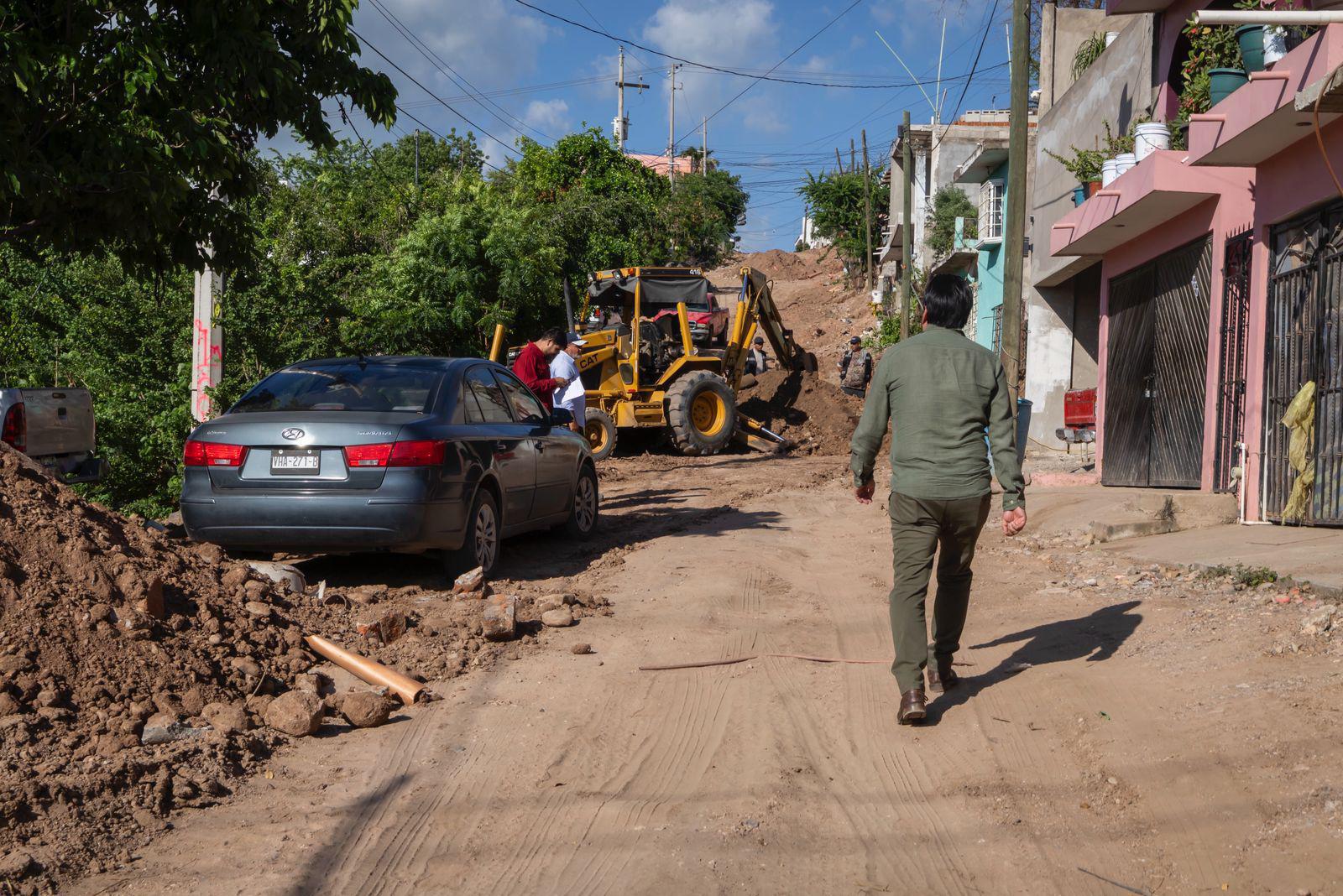 Alcalde de Culiacán supervisa pavimentaciones en dos colonias