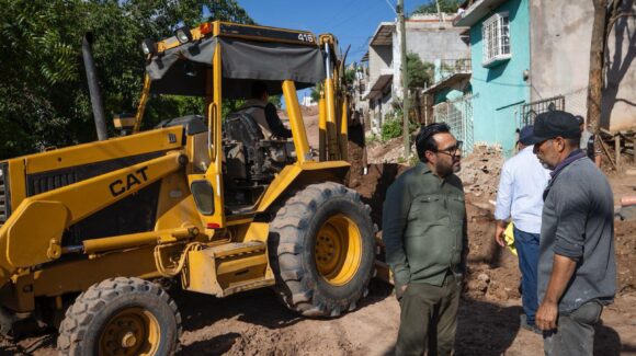 Supervisa Juan de Dios Gámez obras de pavimentación en la Amado Nervo y Francisco Alarcón
