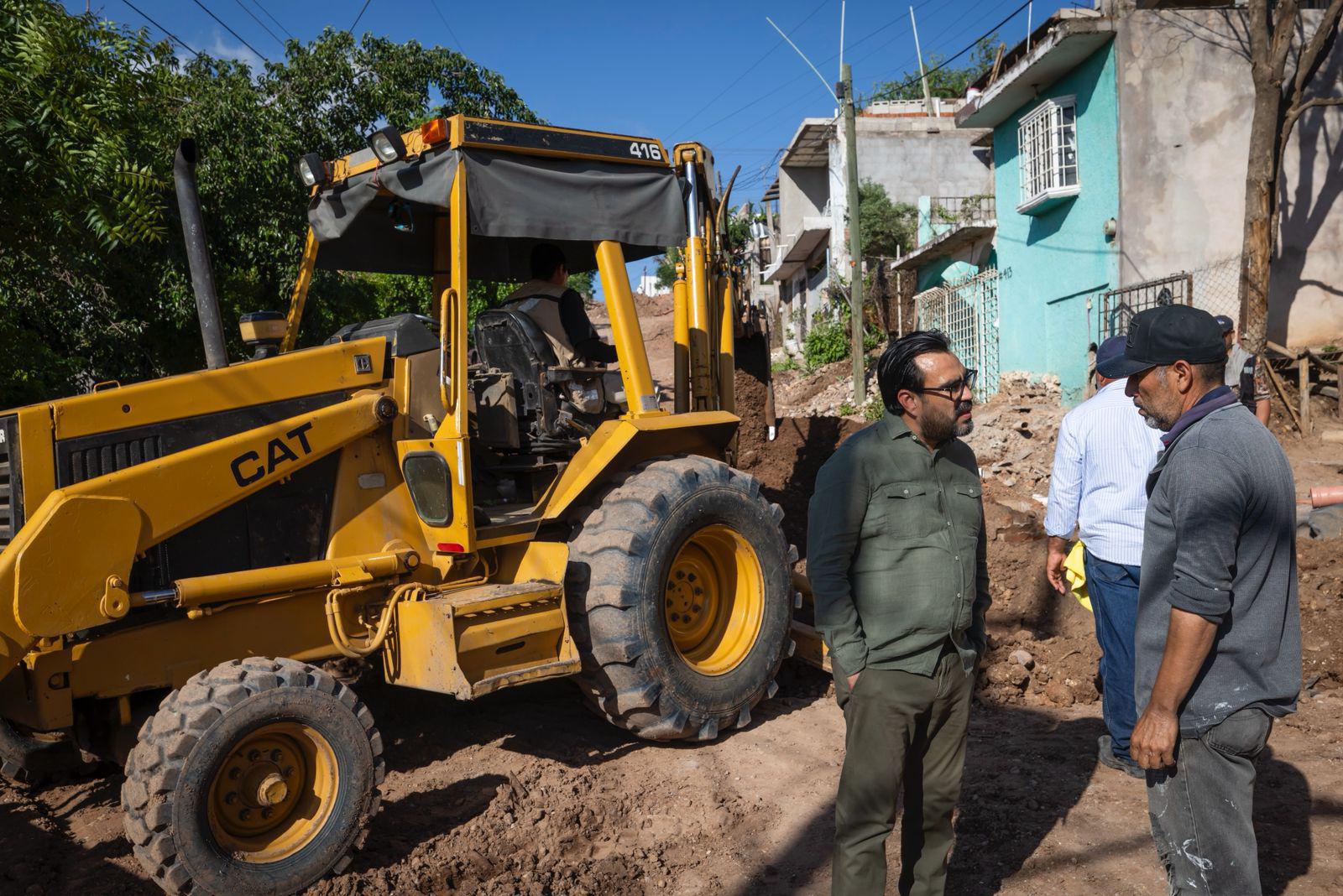Alcalde de Culiacán supervisa pavimentaciones en dos colonias