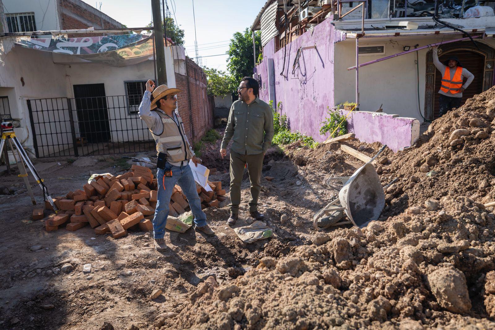 Alcalde de Culiacán supervisa pavimentaciones en dos colonias