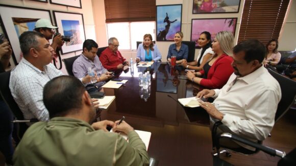 Estrella Palacios recibe en su despacho a diputados morenistas para establecer mesa de trabajo