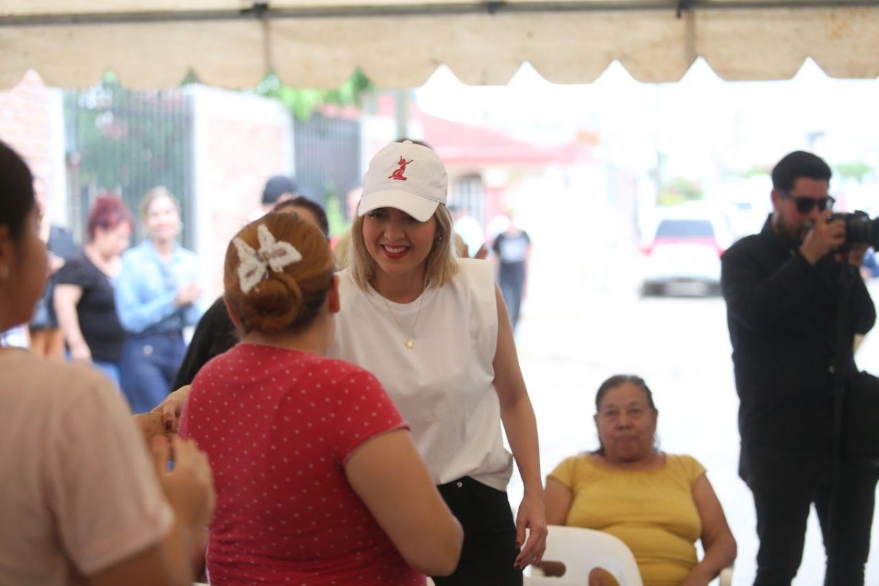 alcaldesa en evento de pavimentacion