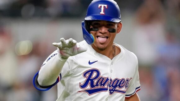 El sinaloense Alejandro Osuna conecta su primer home run en Grandes Ligas