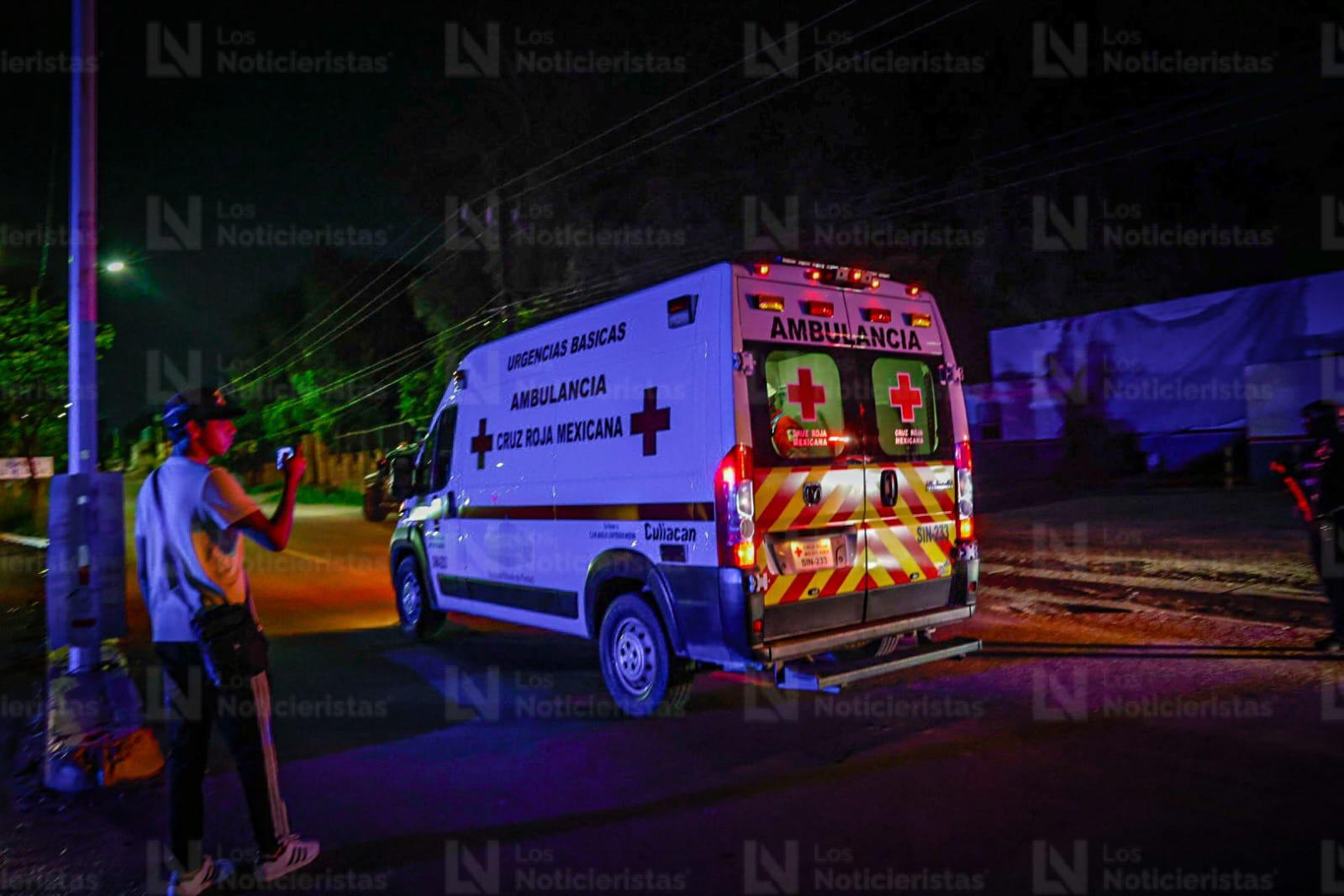 Trasladan en ambulancia a un detenido herido tras balacera en Bellavista, Culiacán