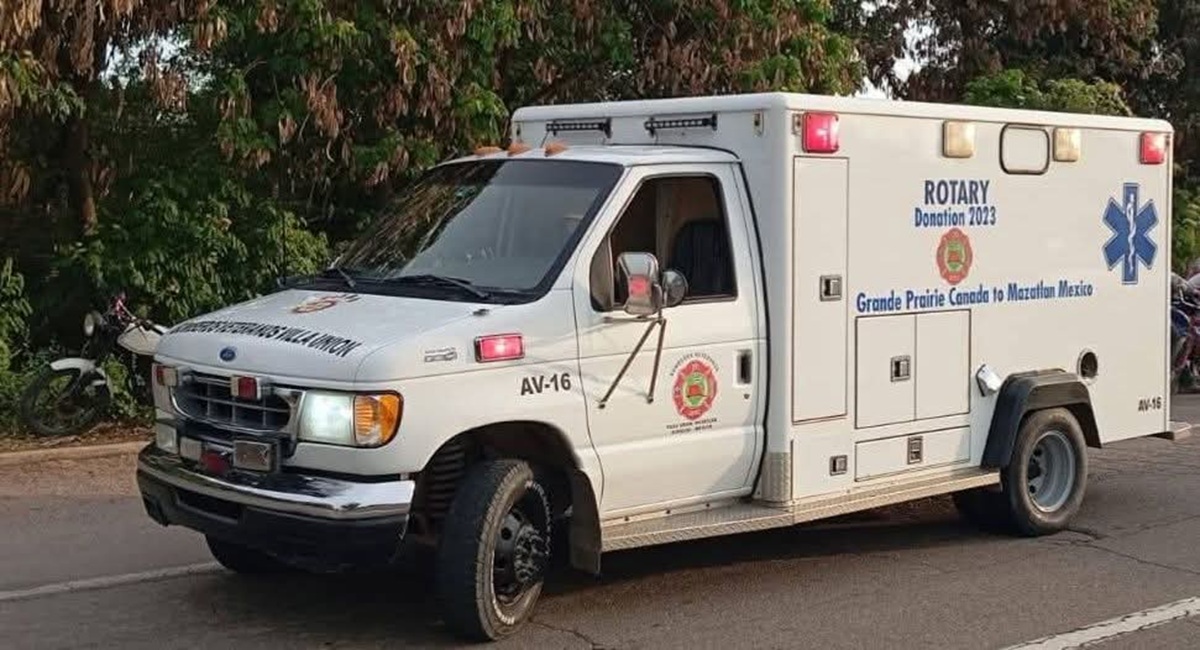 Auxilian a jovencita que cayó de segundo piso de su casa