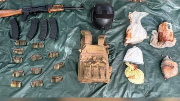 Militares aseguran arma, municiones y un chaleco táctico en la zona norte de Culiacán