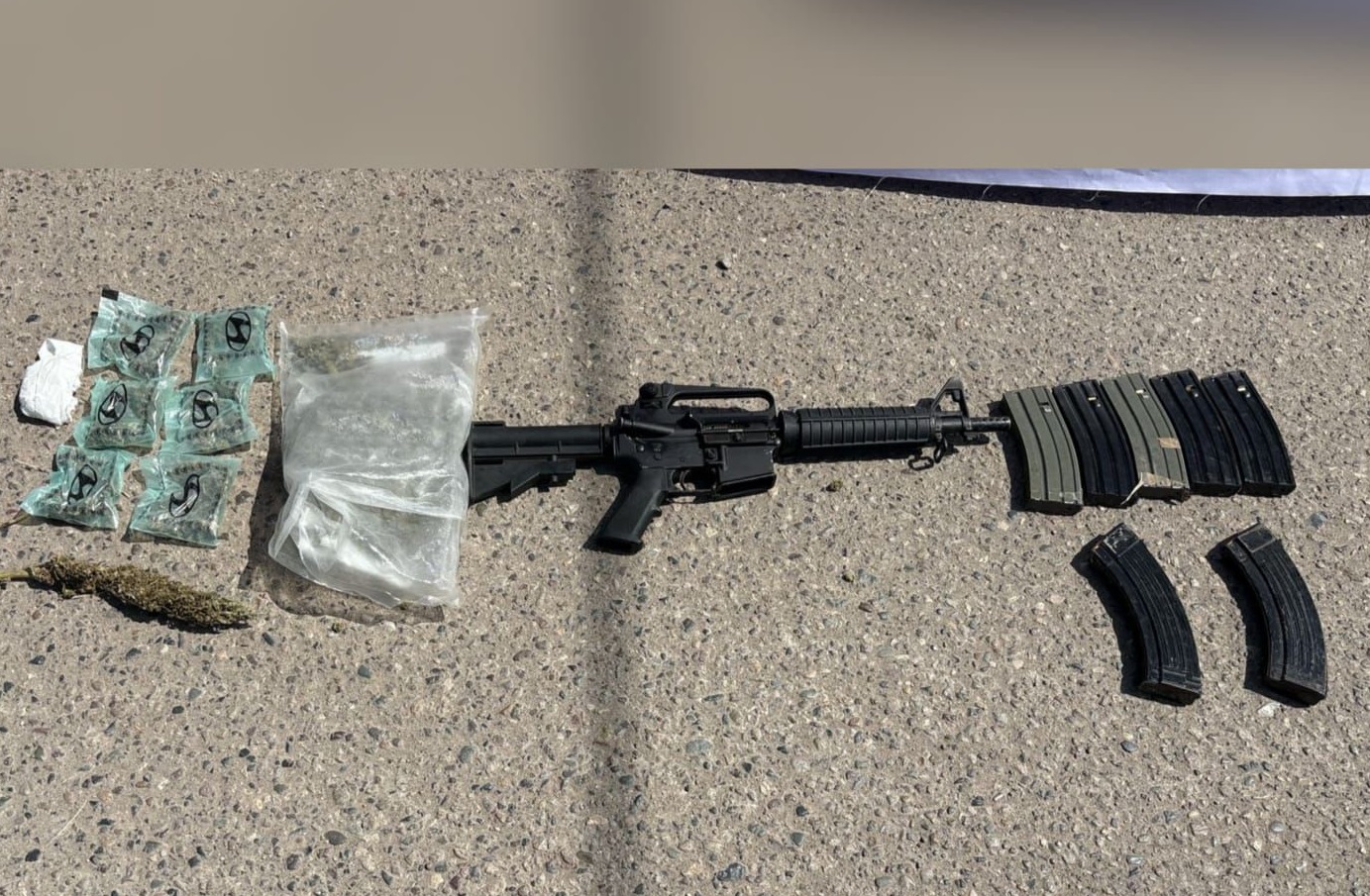 Detienen a cuatro en Balbuena, Navolato; traían fusil M15, cartuchos y marihuana