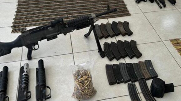 ¡Había hasta lanzagranadas! Tras operativo, aseguran militares armas, cartuchos y droga en Culiacán