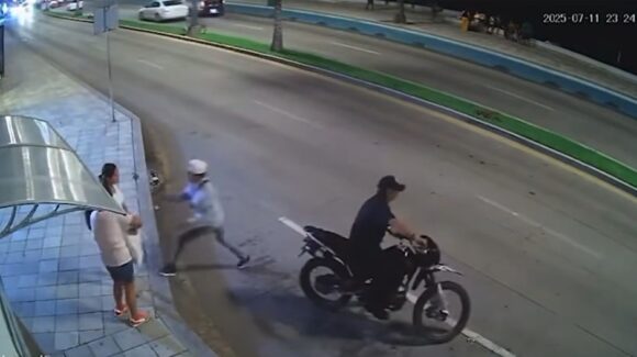 Asalto a dos mujeres en pleno malecón de Mazatlán; cámaras captan el momento del robo