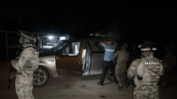 Con armas y droga, la Marina detiene a un hombre en Campo Balbuena, Navolato