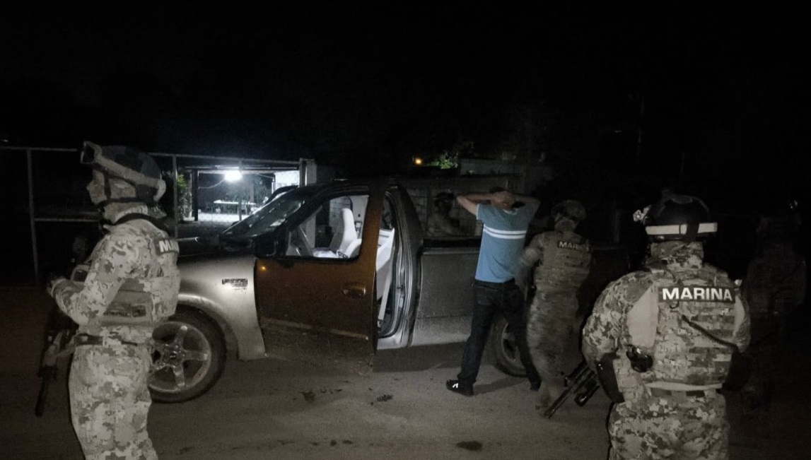 Con armas y droga, la Marina detiene a un hombre en Campo Balbuena, Navolato