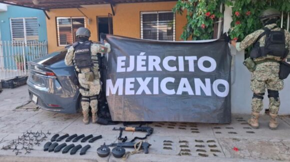 Militares aseguran armas, chalecos tácticos y un auto en Barrancos, Culiacán