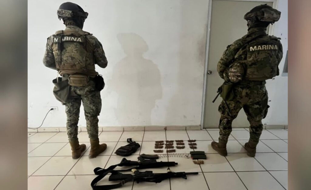 Ejército detiene a 2 personas, localiza a una sin vida y asegura vehículos, armas y municiones en Navolato