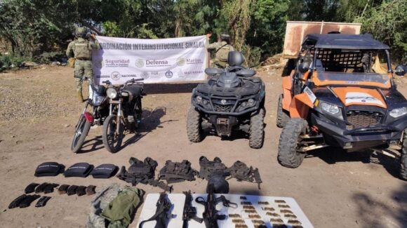 Huyen de la Marina y abandonan un razer, cuatrimoto, armas largas y municiones en Navolato