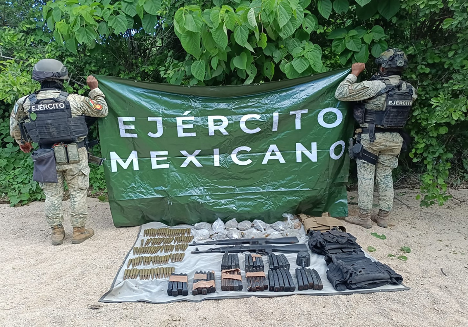 Asegura Ejército armamento y equipo táctico en San Ignacio