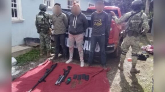 Aseguran a tres civiles con armamento y vehículo robado en Concordia