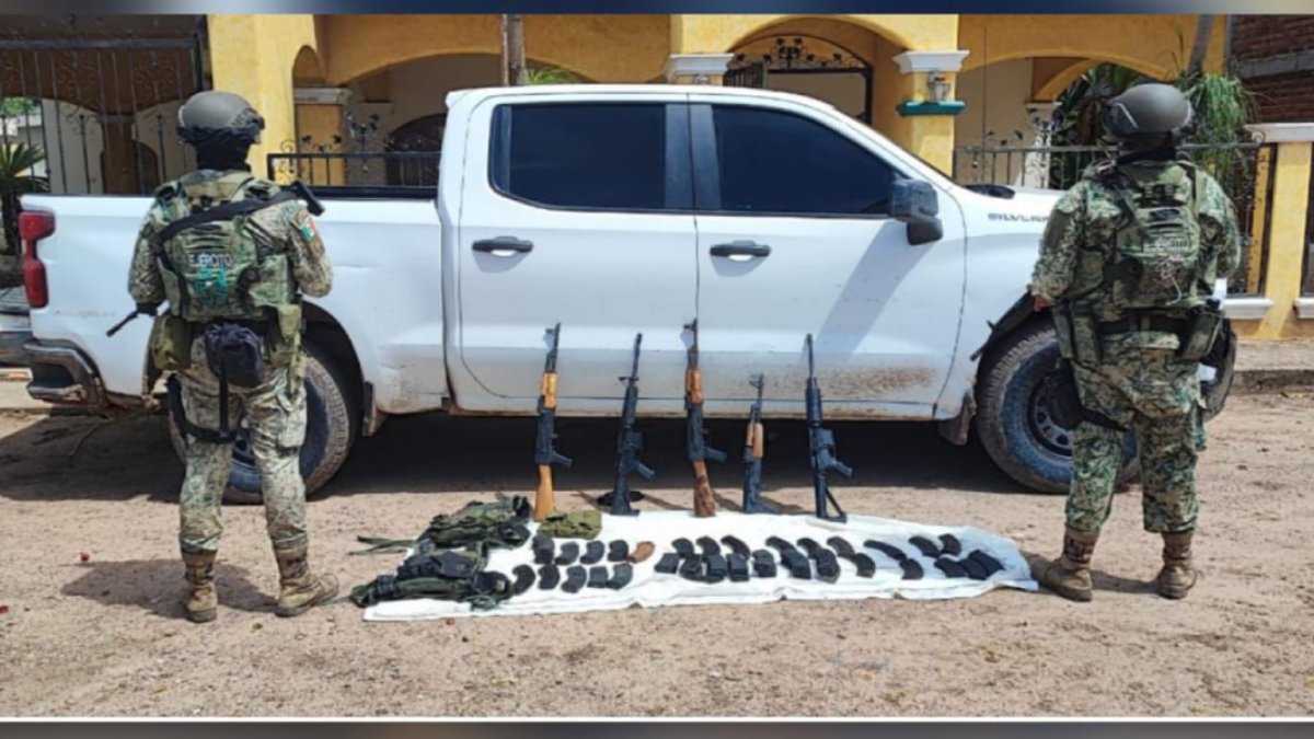 Militares aseguran armas largas, autos, y cartuchos en Culiacán
