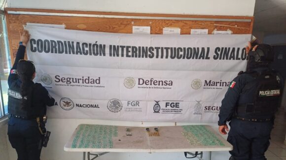 Aseguran motocicleta con un contenedor con droga, un arma larga y municiones