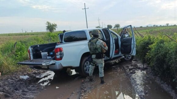 ¡Trataron de evadir a los militares! Localizan camioneta abandonada con armas en Culiacán
