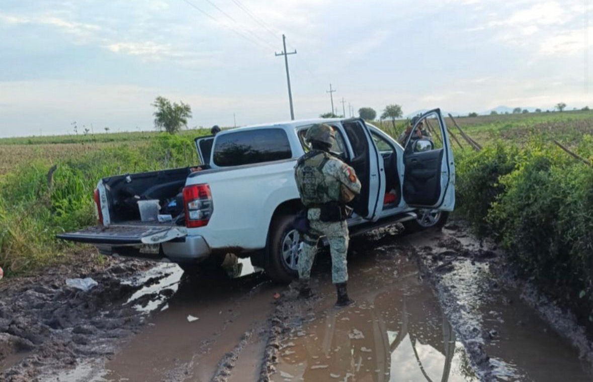 Aseguran camioneta abandonada en Culiacán