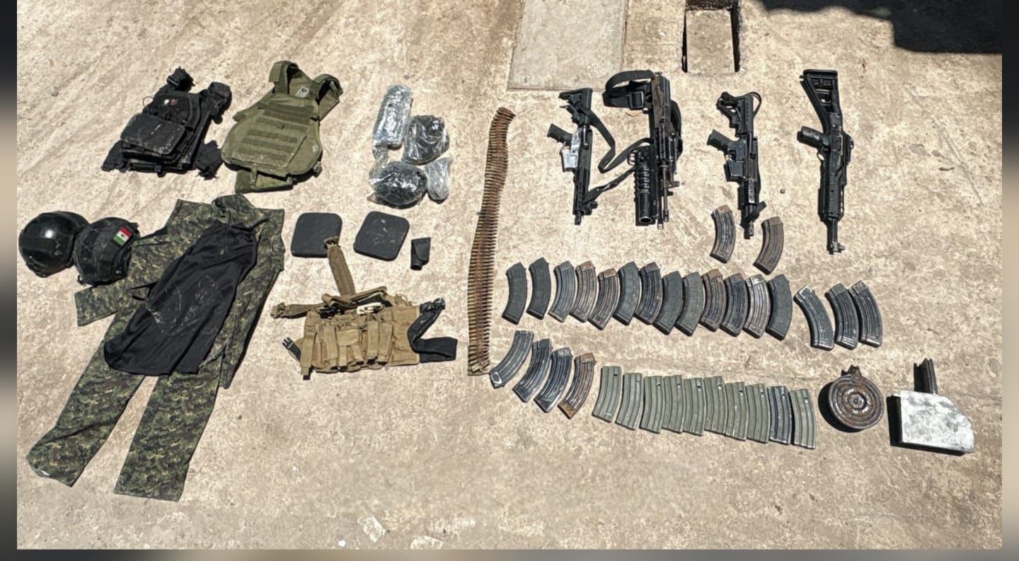 Aseguran un fusil, un auto y equipo táctico en Villa Benito Juárez, Navolato