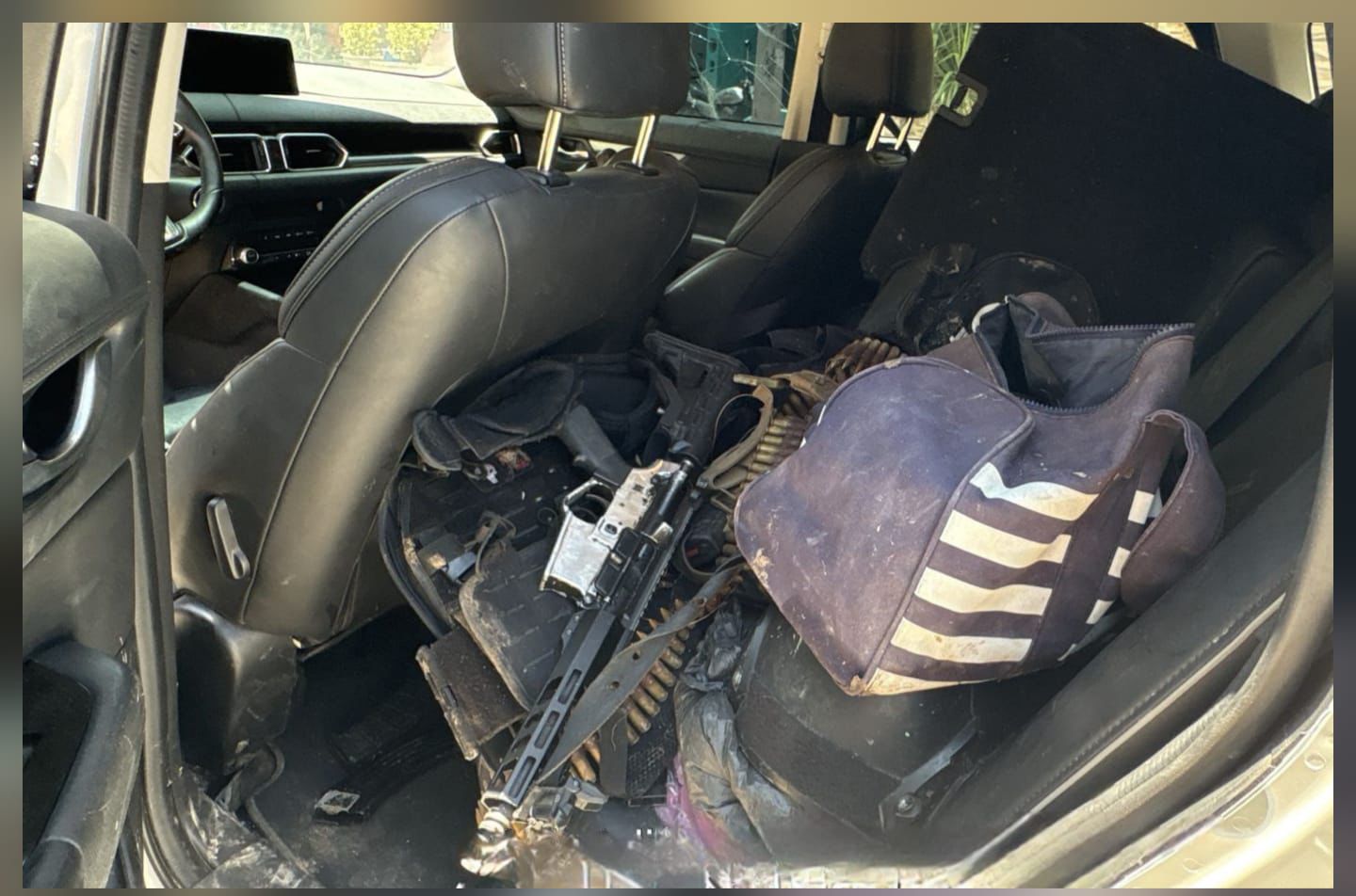 Aseguran un fusil, un auto y equipo táctico en Villa Benito Juárez, Navolato