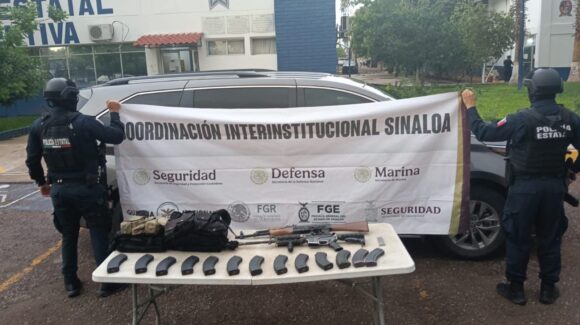 Tras persecución, aseguran una camioneta con un AK-47 y municiones en Culiacán