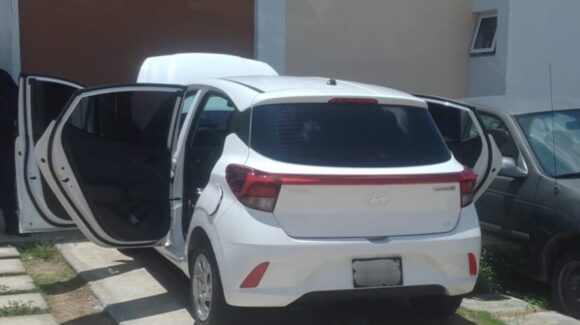 Policías estatales aseguran vehículo robado con sistema para arrojar ponchallantas