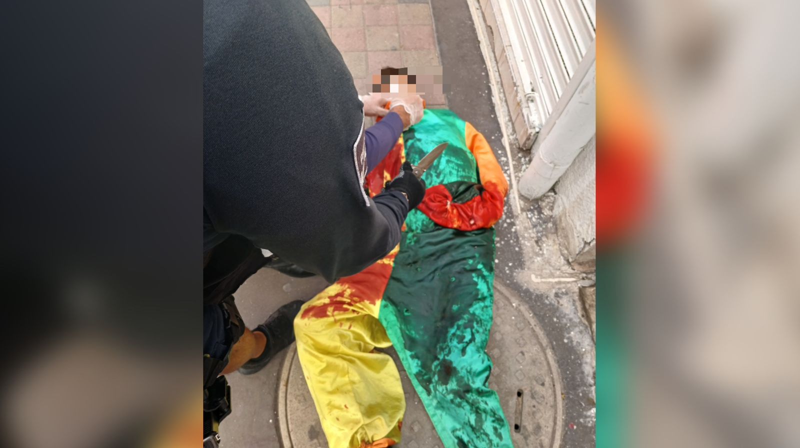 elementos de la policía prestan auxilio a persona herida de bala