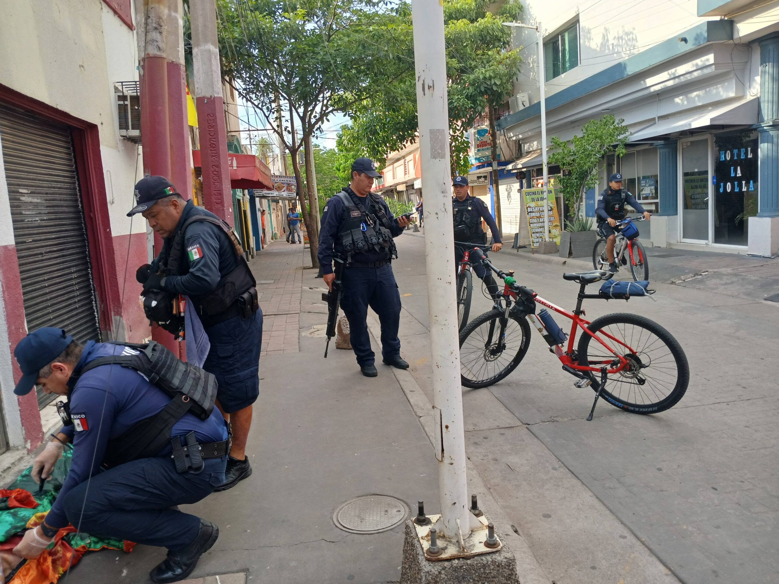 elementos de la policía prestan auxilio a persona herida de bala