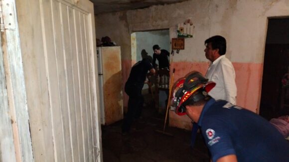 Presidente Enrique Parra atiende a familias afectadas por lluvias en Higuera de los Vega, Mocorito