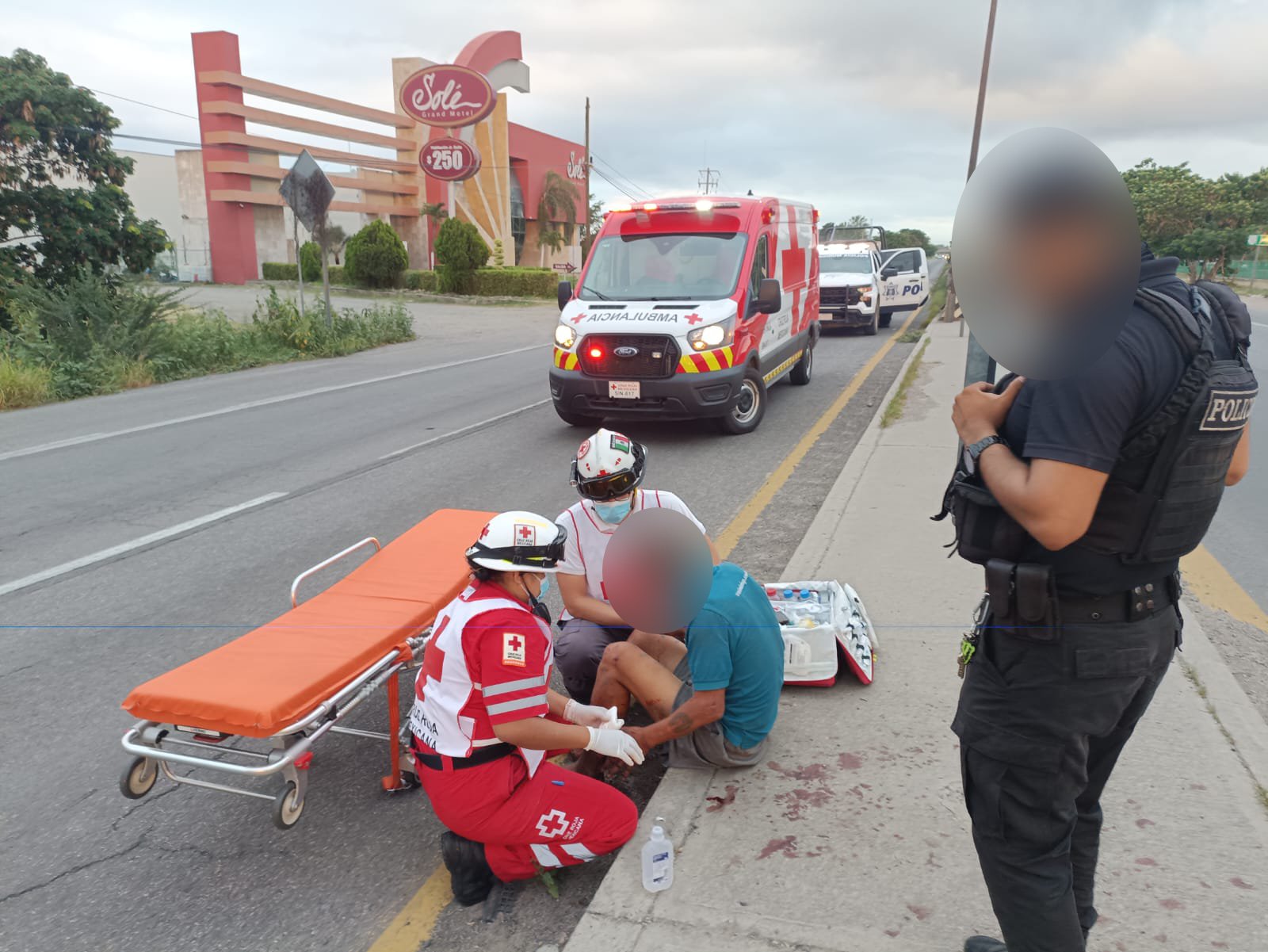 paramédicos de la Cruz Roja brindaron los primeros auxilios al lesionado