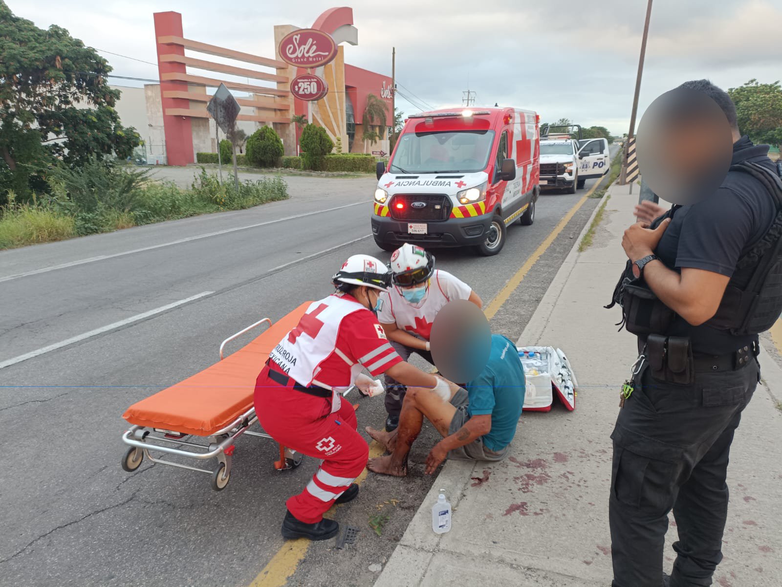 paramédicos de la Cruz Roja brindaron los primeros auxilios al lesionado