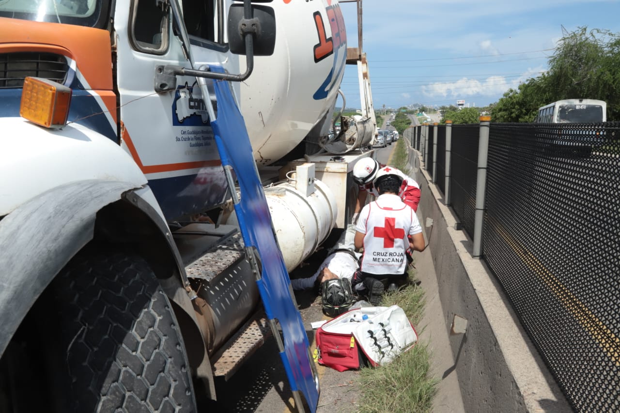Motociclista resultó lesionado tras ser arrollado por camión al sur de Mazatlán