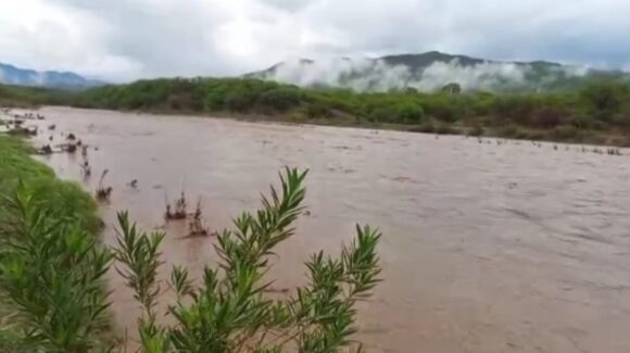 Aumenta más la creciente del Río Choix por intensas lluvias de las últimas horas