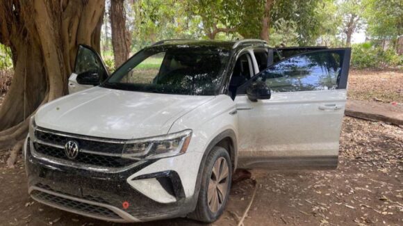 Marinos aseguran un carro con explosivos, armas y equipo táctico en Navolato