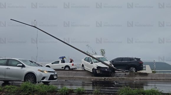 Automovilista derrapa sobre pavimento mojado y choca contra poste en Culiacán