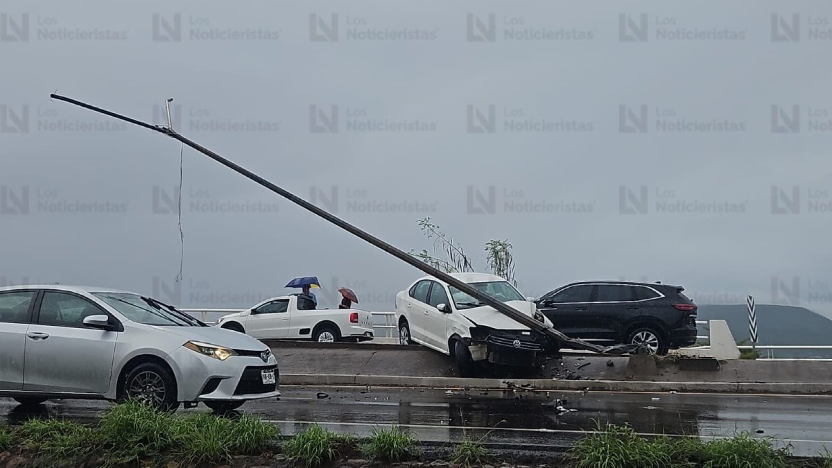 auto derrapa y choca con poste en culiacan