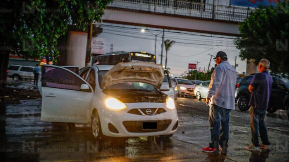 Lluvias fuertes dejan siete autos varados en Culiacán; tome precauciones: Protección Civil estatal