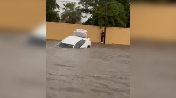 Un carro es arrastrado por la corriente tras intensas lluvias en Culiacán