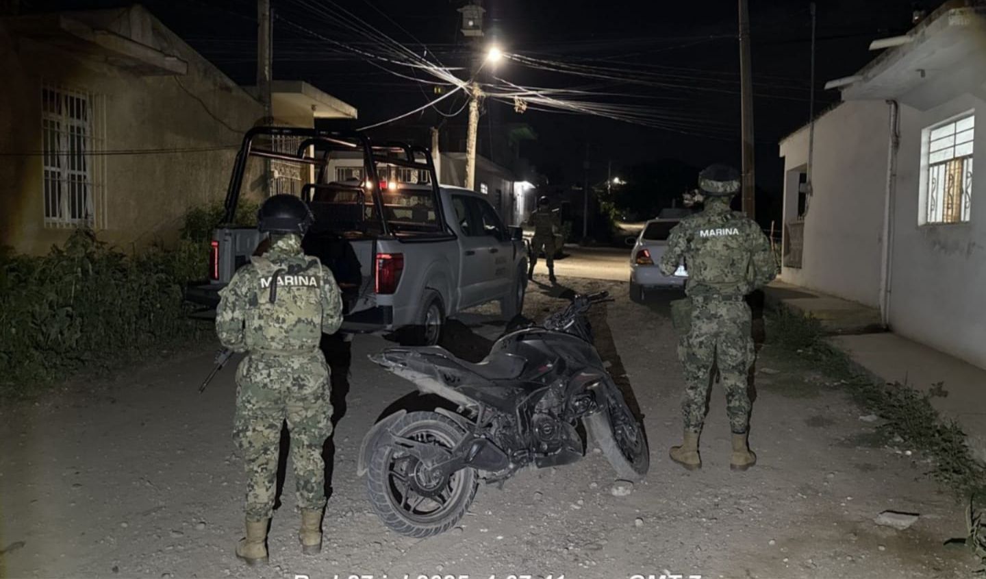Aseguran moto robada y drogas en Mazatlán